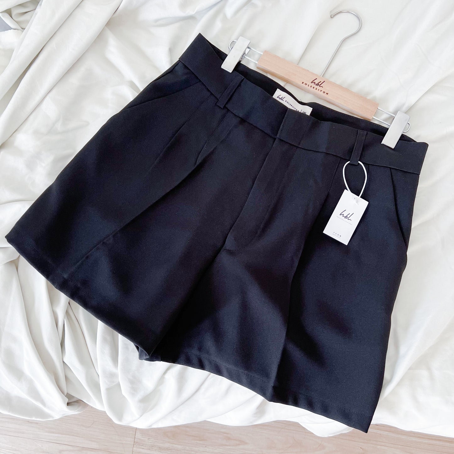 Julieta Linen Blend Pleated Shorts (Plus-size)