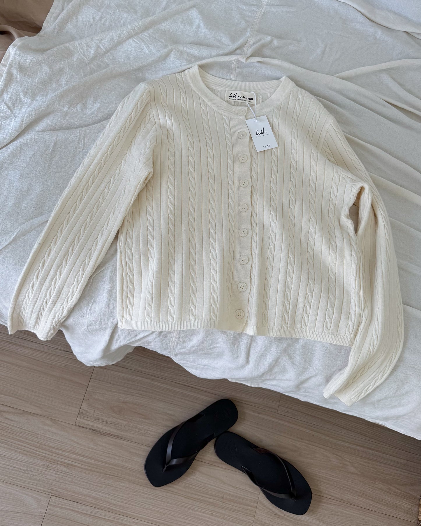 Hiraya Cable Knit Crew Neck Short Cardigan