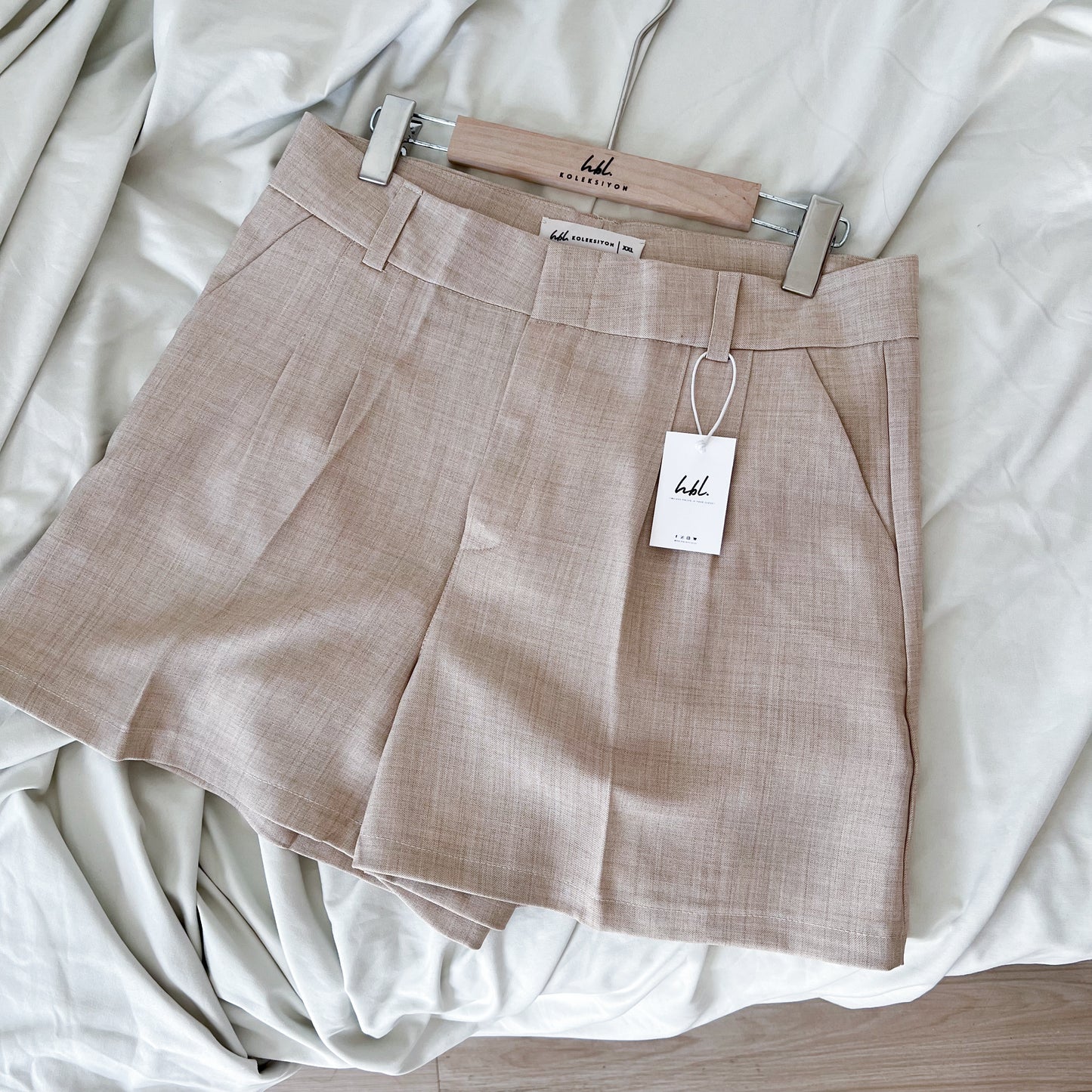 Julieta Linen Blend Pleated Shorts (Plus-size)