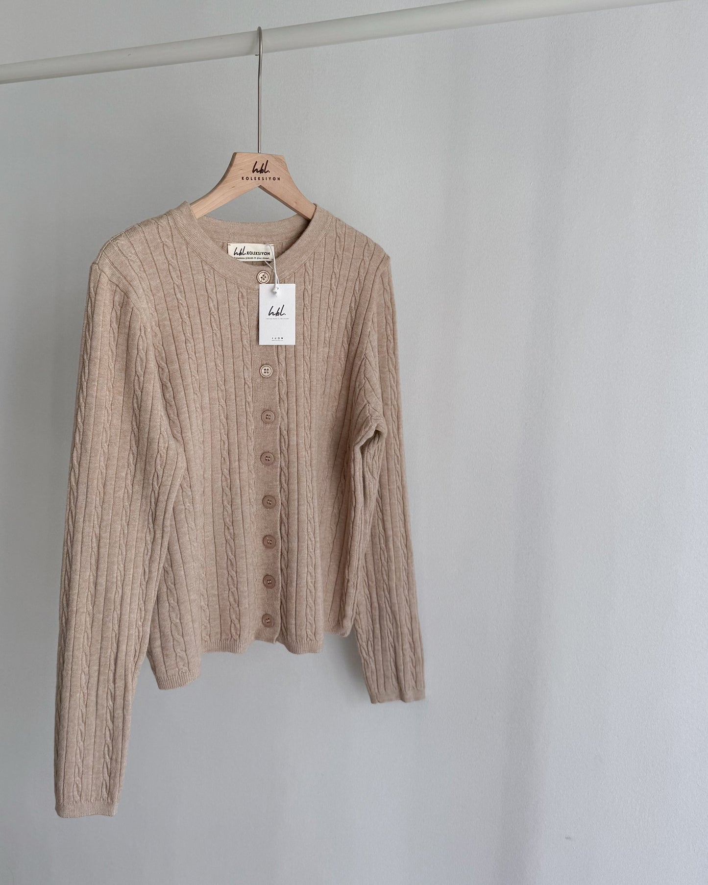 Hiraya Cable Knit Crew Neck Short Cardigan