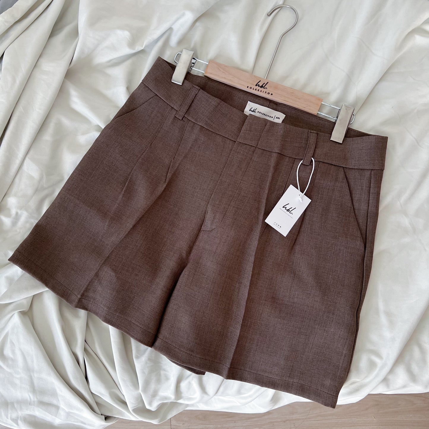 Julieta Linen Blend Pleated Shorts (Plus-size)