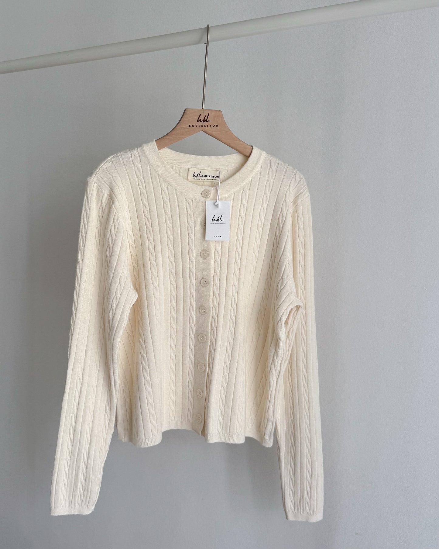 Hiraya Cable Knit Crew Neck Short Cardigan